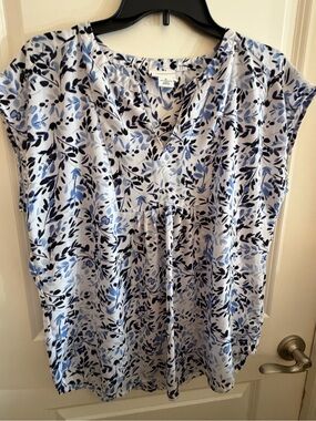 Liz Claiborne Blue and White Floral V-Neck Tunic